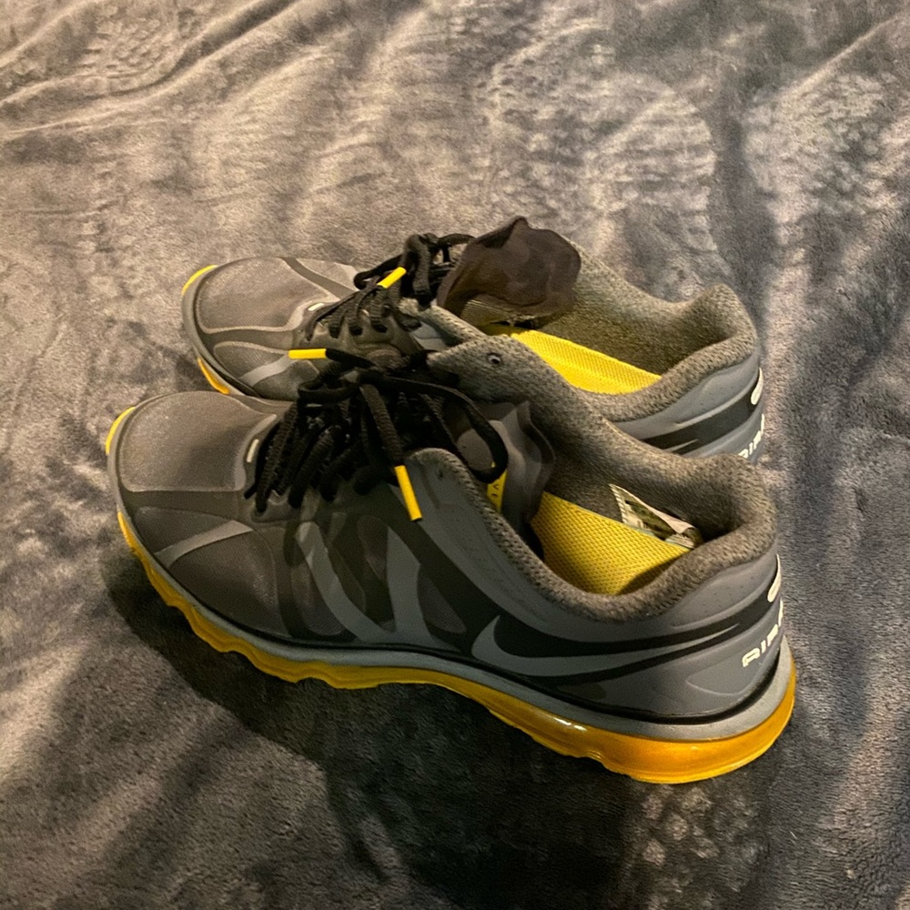Nike Air max ( Livestrong edition) Size 10.5